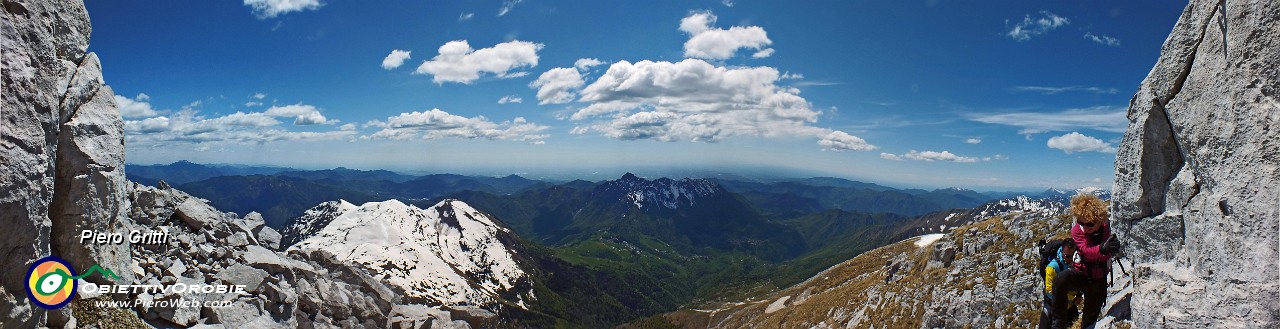 48 Man mano ci si alza il panorama si allarga....jpg